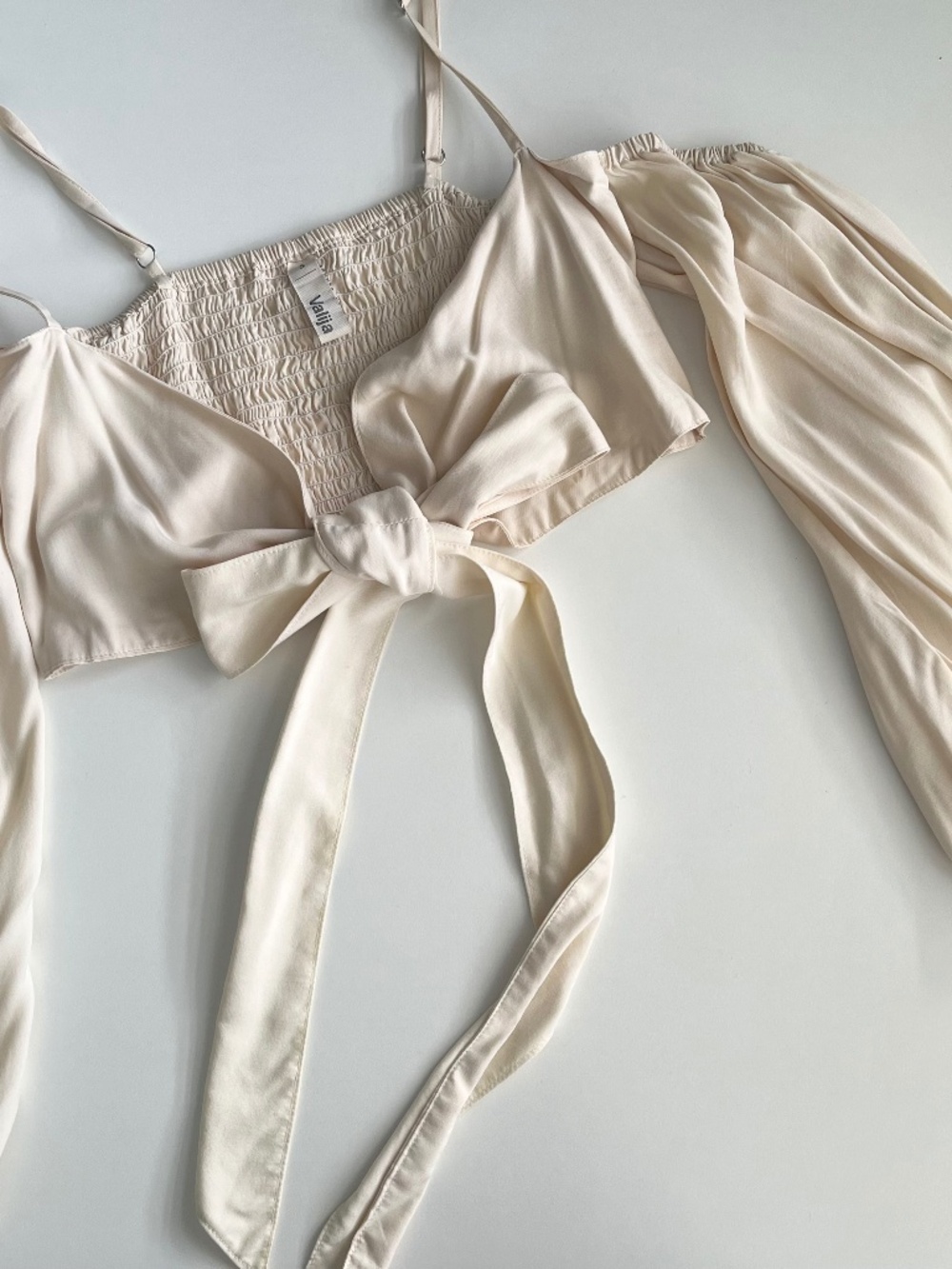 Valija Off-shoulder Tie Crop-top